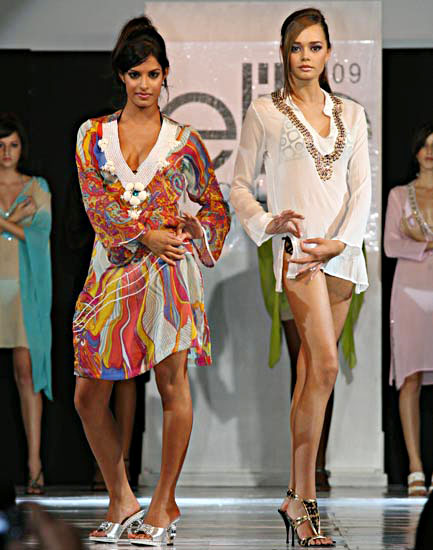 Elite Model Look 2009 Mauritius - Laetitia Darche & Agnes-Chloe Avrillon in pareo